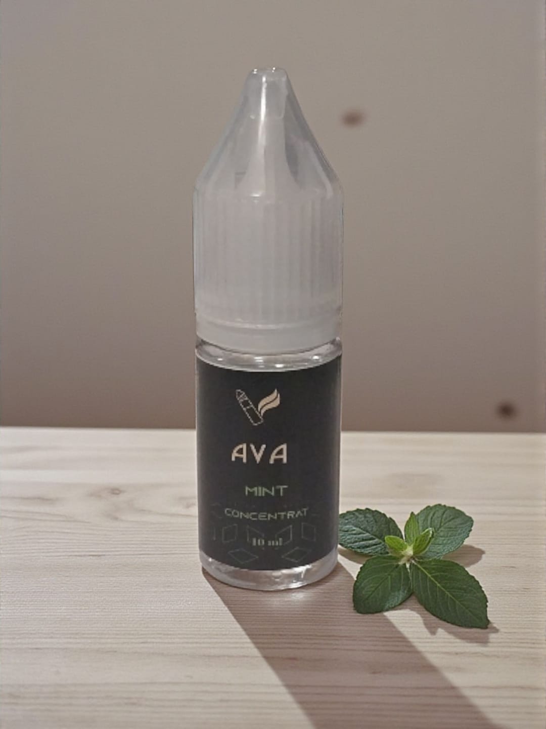 Versatilă și ușor de integrat, această aromă este ideală pentru amestecuri cu note citrice, plante aromatice sau esențe dulci, oferind un echilibru plăcut și o prospețime persistentă.